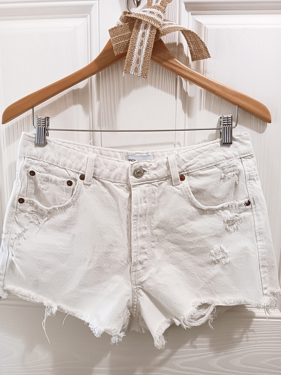 Zara Pants - ZARA WHITE DISTRESSED DENIM 90s HIGH RISE CUTOFF FRAYED HEM JEAN SHORTS SIZE 6